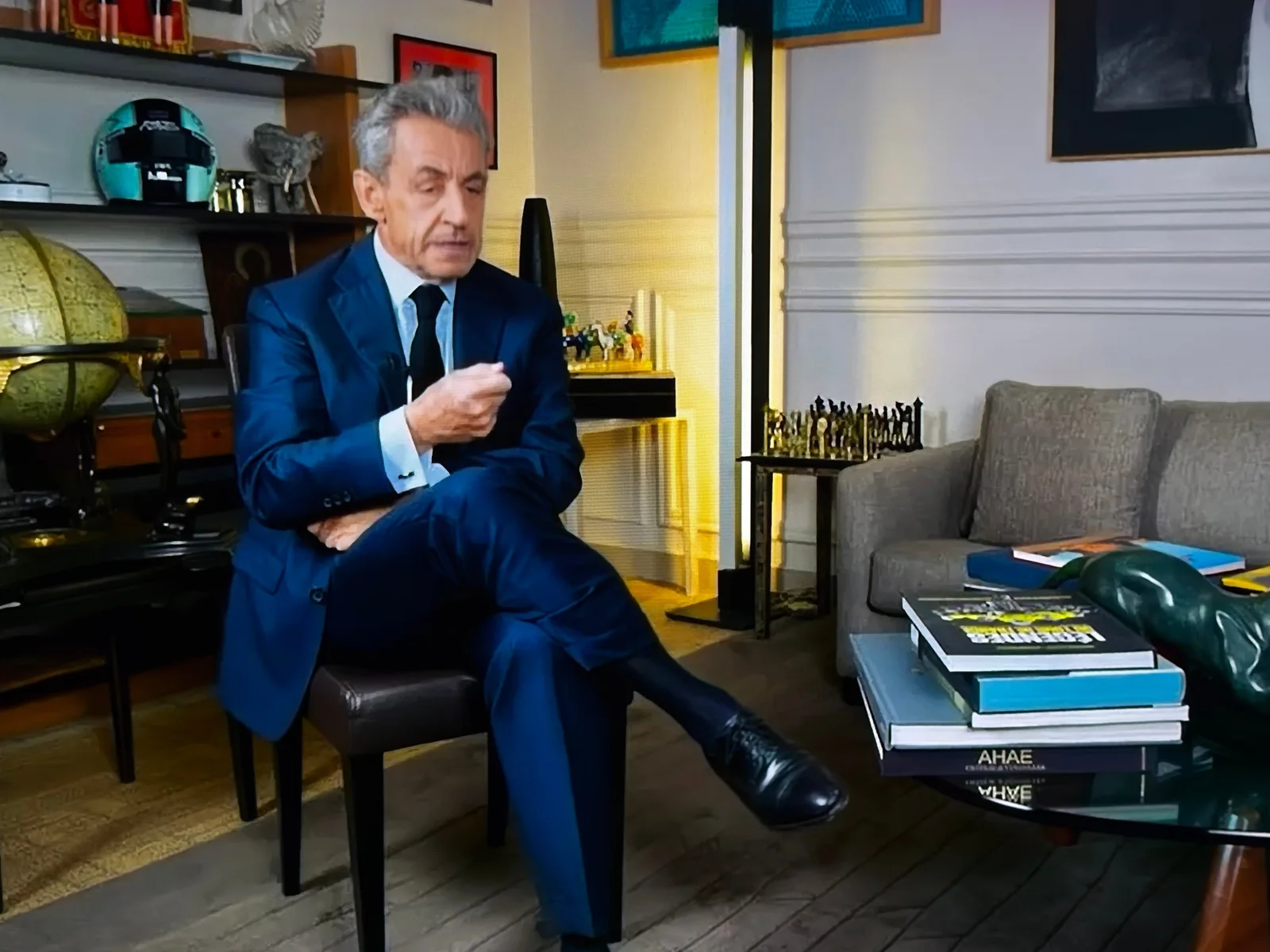 Tables d'appoint beige fini et snake noir dans un bureau parisien