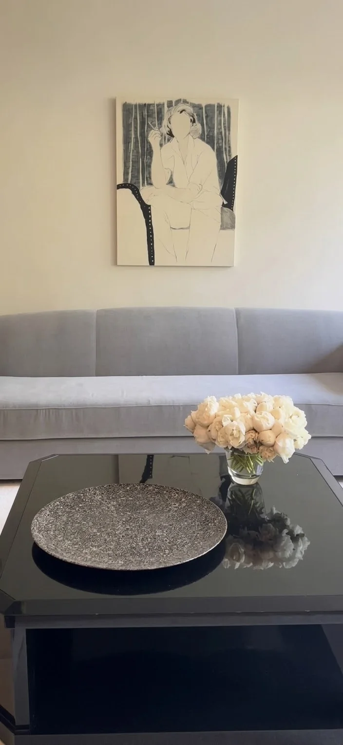Grande coupe snake noir sur une table basse laquée, Studio Athena Calderone · EyeSwoon
