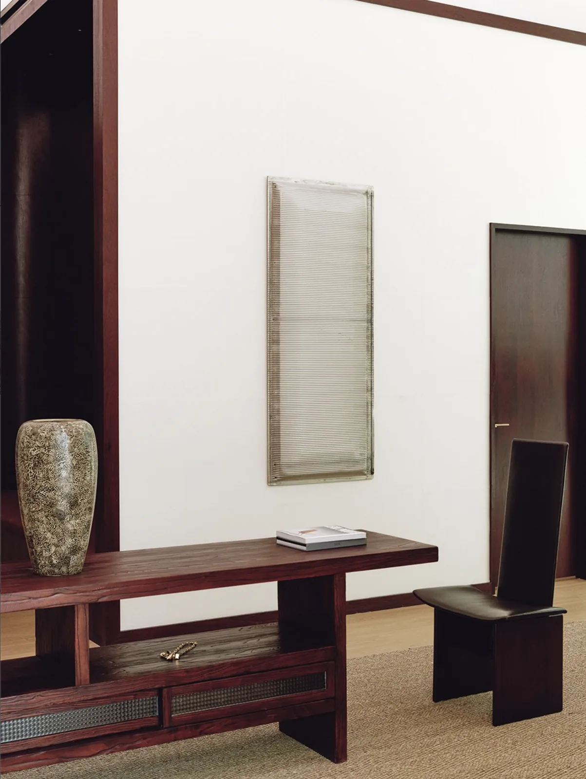 Vase en laque coquille d'œuf sur une console en bois, boutique Recto