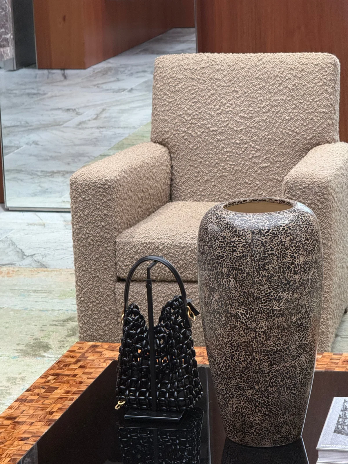 Vase N°9 au flagship Yves Saint Laurent, vue rapprochée