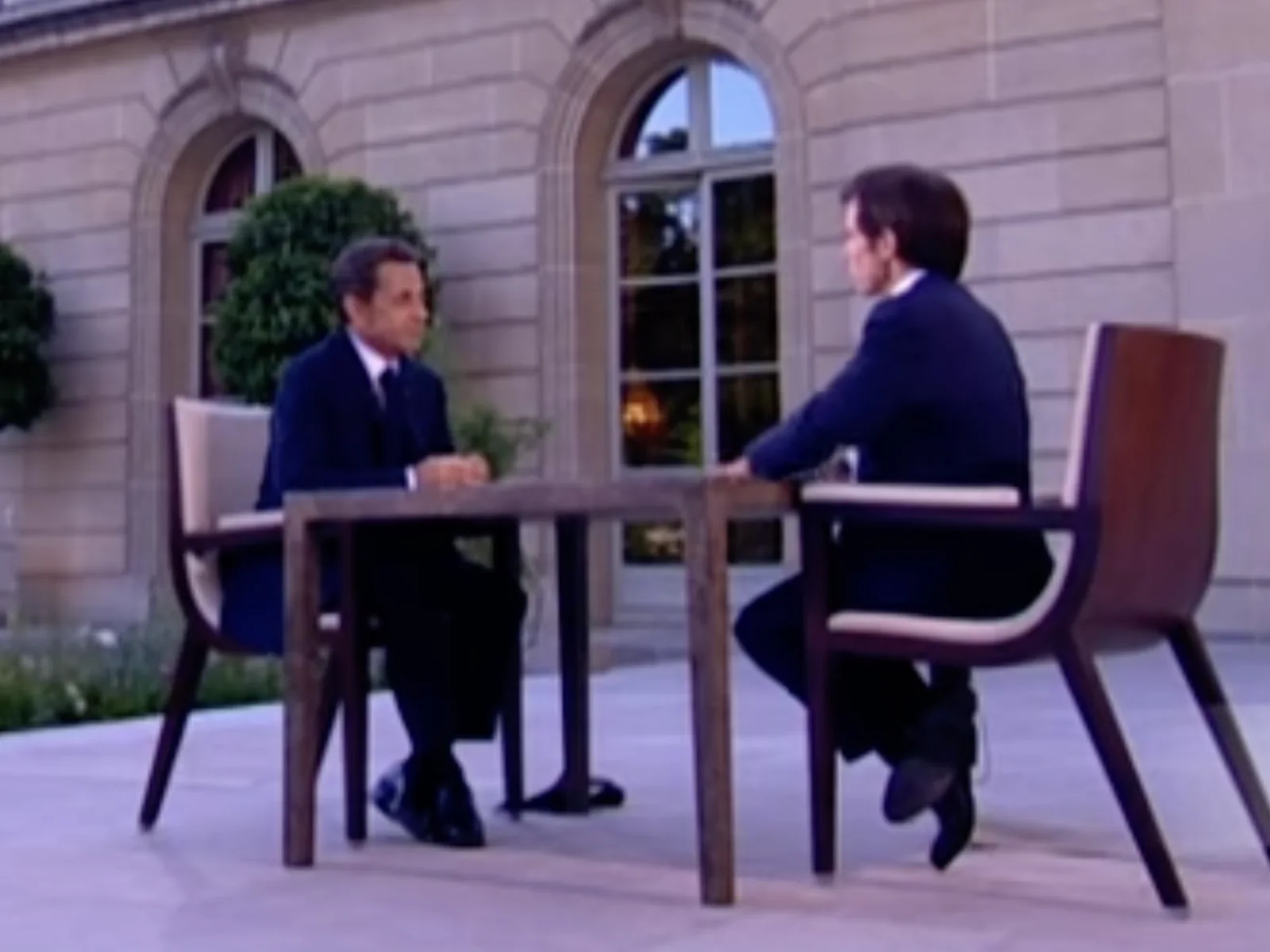 Table H73 snake noir dans les jardins du palais de l'Élysée