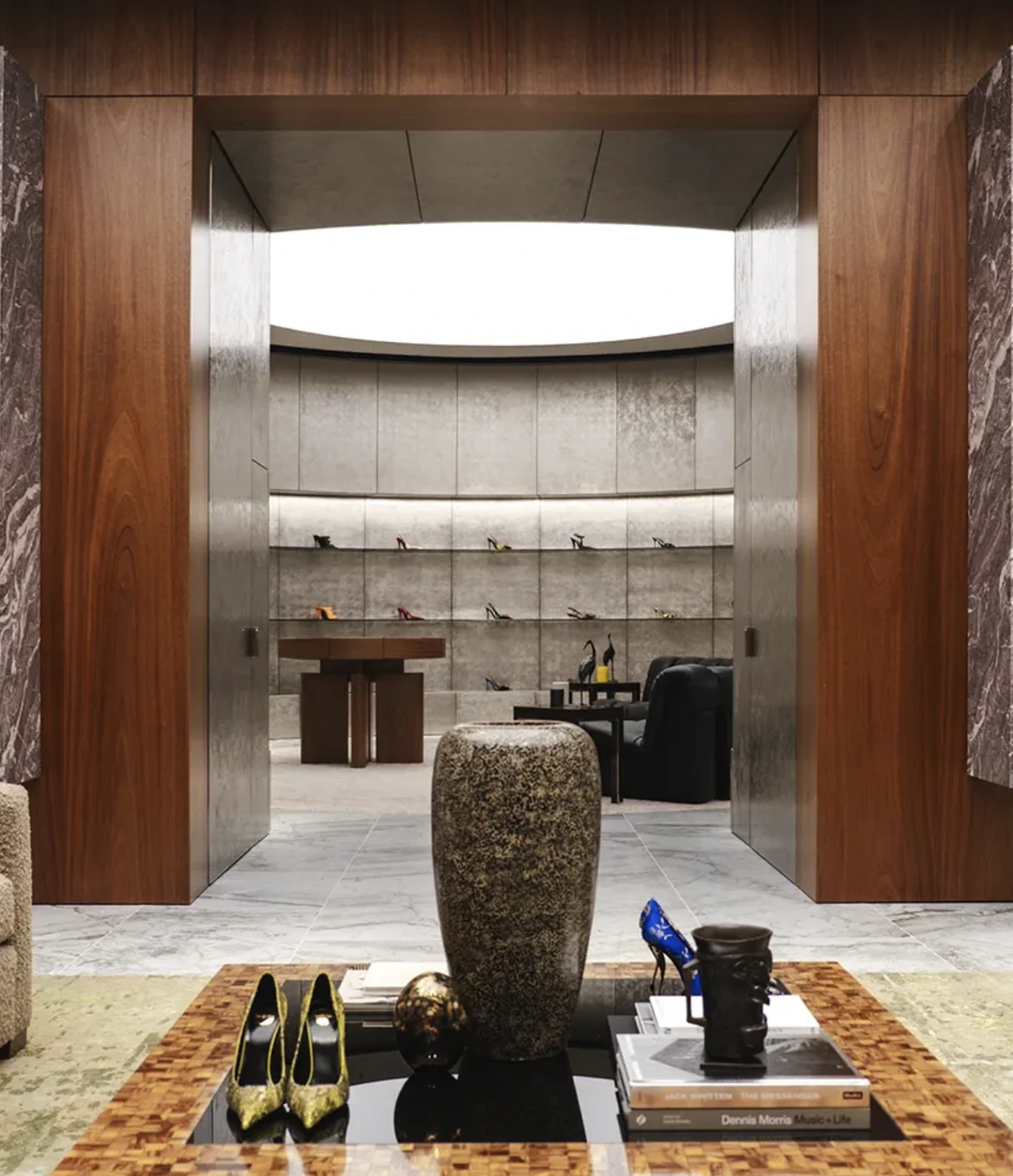 Vase N°9 en laque coquille d'œufs, en situation dans le flagship Yves Saint Laurent, avenue Montaigne